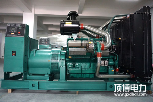 100千瓦柴油發(fā)電機(jī)組維修無(wú)小事,清洗油污不可小覷